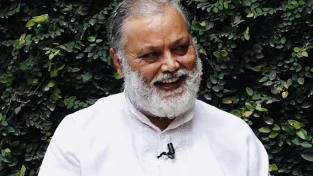 गाँजा खान सिकाउँदै पूर्वसचिव उपाध्याय