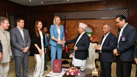 प्रधानमन्त्रीसँग रूसी महिला भलिबल टोलीद्वारा भेट