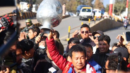 प्रधानमन्त्री र खानेपानीमन्त्रीलाई भेट्न थोत्रो गाग्री लिएर गएका  धरानका मेयर हर्क साम्पाङसँग सिंहदरबारमै खोसियो  थोत्रो गाग्री