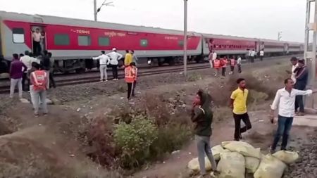 महाराष्ट्रमा रेल दुर्घटनामा ३ नेपालीसहित १३ जनाको ज्यान गयो