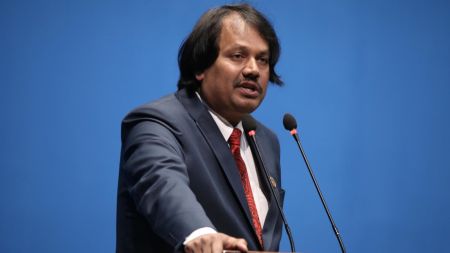 सरकार र मन्त्री कहाँ छन् भन्दै सीके राउतले गरे संसदमै प्रश्न