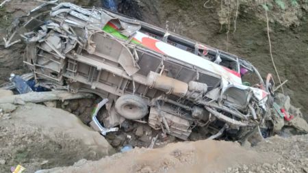 साहसिक यात्रा मृत्युमा बदलियो: जन्ती फर्काउने बस भीरबाट खस्यो!