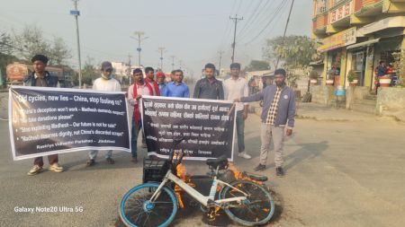 मधेसीलाई अपहेलीत गरेको भन्दै बिरगन्जमा चिनको बिरोध, चिनिया कन्सुलरले बितरण गरेको चाइनिज साइकल जलाइयो
