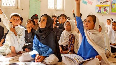 पाकिस्तानमा शिक्षाको संकट: कमजोर पूर्वाधार र लापरबाहीले विद्यालय नामांकन घट्दै