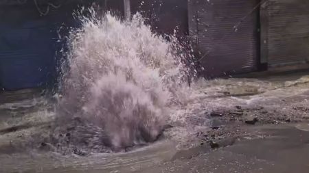 फेरि फुट्यो मेलम्चीको मुख्य पाइप, थापाथलीमा पानीको बाढी, ट्राफिक अस्तव्यस्त