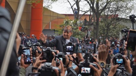 पूर्वराजा ज्ञानेन्द्रको काठमाडौं आगमन : विमानस्थलमा भव्य स्वागत, समर्थकको ठूलो भीड