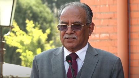 प्रचण्डको तिर्ने धम्की: 'ज्ञानेन्द्र शाहको मूर्खताले नेपालमा गणतन्त्र ल्यायो'