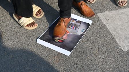 प्रहरीको अवरोध तोड्दै वीरगञ्जमा 'पाकिस्तान मुर्दाबाद'को नारा! कश्मीरमा नेपालीको हत्या विरुद्ध सडकमा जनसागर!