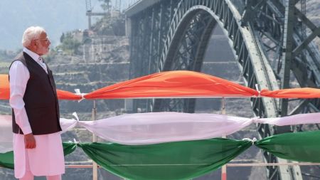 इन्डिया बनायो यस्तो पुल जुन एफिल टावरभन्दा अग्लो! मोदीले काश्मिरमा उडाए राष्ट्रिय झण्डा