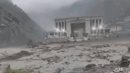 चीनको पानीले तहसनहस रसुवा : प्रधानमन्त्रीसहित उच्चस्तरीय टोली बाढीक्षेत्र पुग्दै, जनधनको क्षति भयावह