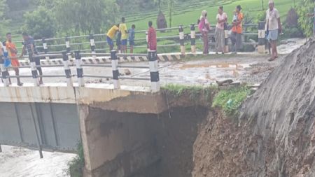 भटौलीको पुल कटानले रामेछापको वैकल्पिक राजधानी मार्ग ठप्प, सेना र सशस्त्र परिचालन