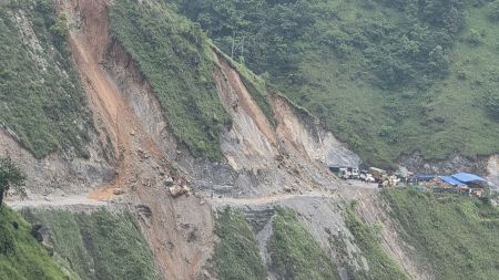 स्याङ्जा–पर्वत सडक पहिरोले अवरुद्ध, यात्रुहरू बाटोमै अलपत्र
