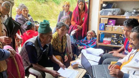 सामाजिक सुरक्षा भत्ता नवीकरणका लागि वडाबाटै टोलटोलमा पुगे जनप्रतिनिधि