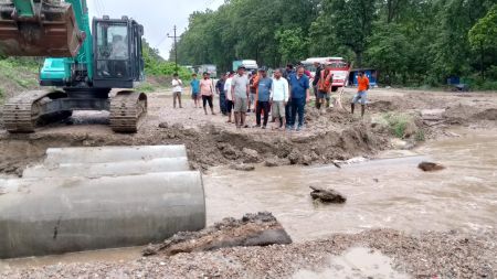 पूर्व–पश्चिम लोकमार्ग अवरुद्ध