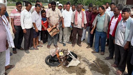 उखुमा अनुदान कटौतीको विरोधमा किसानको सडक संघर्ष, टायर बालेर प्रदर्शन