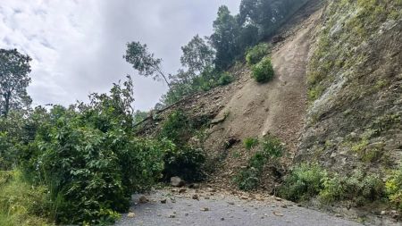 पोखरा सडक खण्डमा सुख्खा पहिरो, वैकल्पिक मार्ग प्रयोग गर्न सुझाव