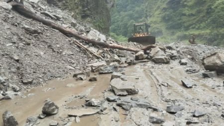 म्याग्दीको बेनी–जोमसोम सडक पहिरोले अवरुद्ध, यात्रुहरु अलपत्र