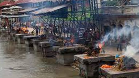 आर्यघाटमा शव जलाउँदै हड्डी निकाल्ने दुई पक्राउ