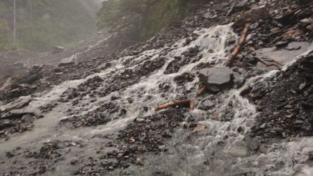 लगातार वर्षाले कालिगण्डकी कोरिडोर अवरुद्ध, धार्मिक पर्यटक र यात्रु अलपत्र