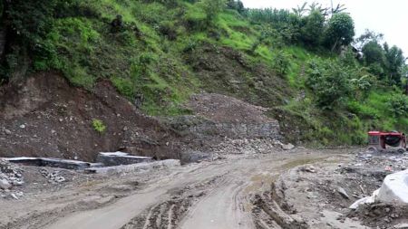 दुई दशकको प्रतीक्षा, अझै धुलोमै बागलुङको राष्ट्रिय गौरव सडक: ठेकेदारको लापरबाही कि प्रणालीगत भ्रष्टाचार?