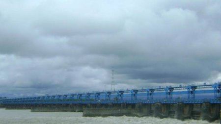 अविरल वर्षाले महाकाली नदि बढ्यो नेपाल–भारत सीमा नाकामा आवागमनमा रोक