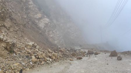 हेटौँडा–काठमाडौँ मार्गमा पहिरोको आतंकः यात्रुहरूको जिन्दगीसँग खेलबाड?