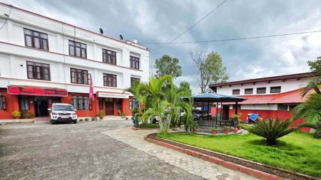 कर्णालीमा डाक्टरको दोहोरो जागिरमाथि प्रहार: सरकारी तलब खाने तर निजी अस्पताल धाउने चिकित्सक अब कानुनको कठघरामा!