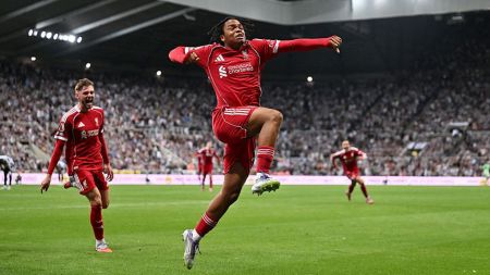 रातो कार्डले डुबायो न्युक्यासल, लिभरपुलले ३–२ को रोमाञ्चक जित निकाले