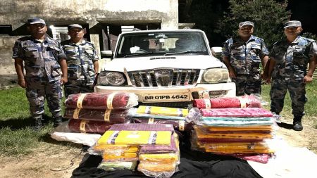 सिरहामा सशस्त्र प्रहरीले १५ लाख बराबरको लत्ताकपडा र स्कारपियो नियन्त्रणमा लियो!