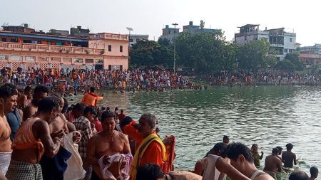 पितृपक्षको पहिलो दिन गङ्गासागरमा तर्पण दिने भक्तजनको भीड