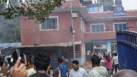 गौशाला प्रहरी वृत्तमा आगजनी, प्रहरी सुरक्षित स्थानतर्फ सरे