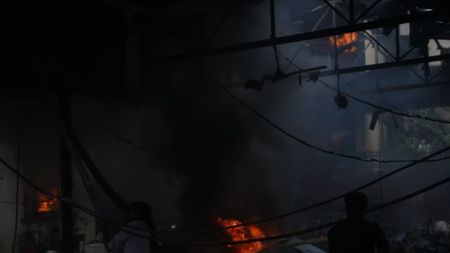 उपराष्ट्रपतिको घरमै भीडको आक्रमण : सरसामान सडकमा फालेर आगजनी