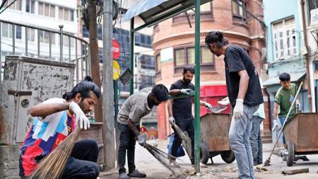 शान्तिको अपेक्षा:फोहोर उठाउँदै