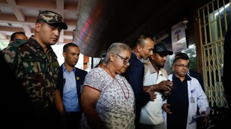 आन्दोलनमा घाइते युवासँग प्रधानमन्त्रीको प्रत्यक्ष भेट, शीघ्र स्वास्थ्य लाभको कामना