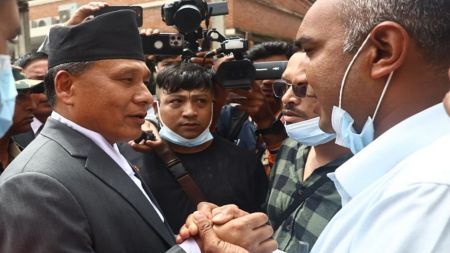 शपथपछि कुलमान घिसिङ शिक्षण अस्पतालमा, आन्दोलनका पीडित परिवारसग भेट !