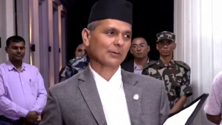 ओली–लेखक पक्राउको तयारी? गृहमन्त्रीको दबाबपछि बालुवाटारमा रातभर गोप्य बैठक!