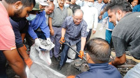 प्रचण्ड स्वयं झाडु लिएर पेरिसडाँडा पुगे, ध्वस्त कार्यालय सफाइको सुरुवात