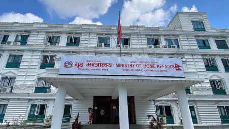 ओली र प्रचण्डको सुरक्षा घटाइयो: गृह मन्त्रालयले फिर्ता बोलायो दर्जनौं सुरक्षाकर्मी!