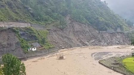 अविरल वर्षाबाट बगेको बिपी राजमार्ग फेरि खुल्दै—तर जोखिम अझै बाकी!