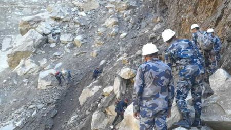 दोलखाको लप्ची गुम्बाबाट फर्कँदै बाटोमै अलपत्र परेका चार विदेशी पर्यटकको संयुक्त उद्धार