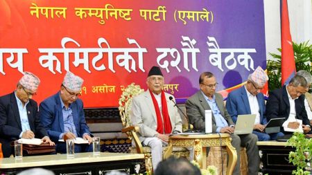 जावलाखेलमा एमाले बैठक तातियो: ओलीको प्रतिवेदनमाथि नेताहरूबीच घमासान बहस